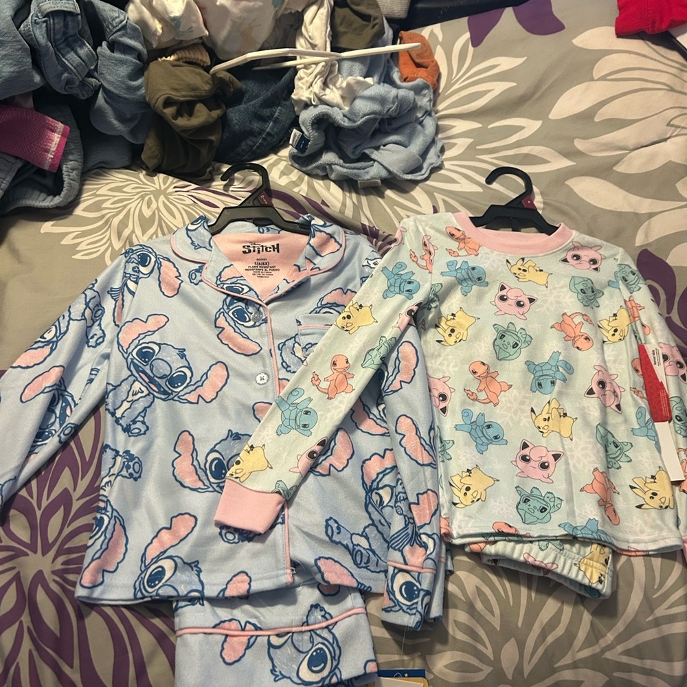 Kids Pajamas Sets comes w both new w tags